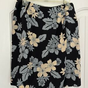 Jones New York lined skirt. Size 10. 100% Silk.